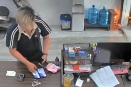 Giả khách vào tiệm cầm đồ, người đàn ông giật 2 iPhone rồi bỏ chạy