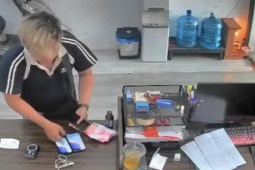 Giả khách vào tiệm cầm đồ, người đàn ông giật 2 iPhone rồi bỏ chạy