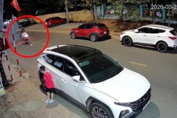 Clip: Trái bóng bất ngờ lăn ra đường, xe máy không kịp tránh ngã sõng soài
