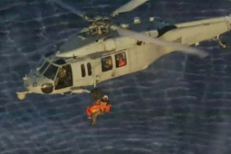 Phi hành đoàn Artemis II rời khỏi tàu Orion trên biển