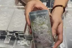 Giá bạc tăng, vàng tiếp tục giảm