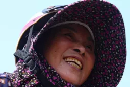 Nắng hơn 40 độ C, người lao động miệt mài mưu sinh