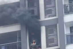 Cháy căn hộ tầng 10 chung cư cao cấp ở TP.HCM, nhiều người tháo chạy bằng thang bộ