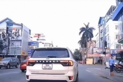 CSGT Thanh Hoá điều tra vụ ô tô 36A-763.29 lấn làn, chèn ép xe khác giữa phố