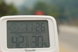 'Chảo lửa Đông Dương' đạt 42 độ C, người dân xoay xở thích ứng