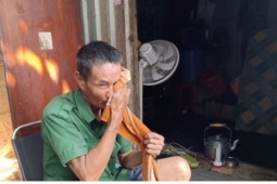 Nắng đỉnh điểm tại TP.HCM: Trắng đêm chạy xe, trưa ra lề đường trốn nóng