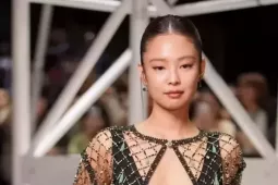 Những bộ cánh xuyên thấu của Jennie