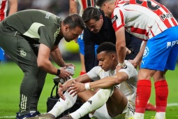 Mbappe dính cùi chỏ khiến mặt chảy máu, Real Madrid điên tiết vì mất phạt đền