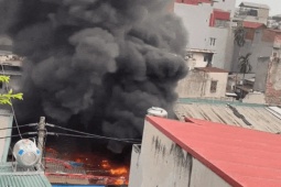 Cháy kho đông lạnh ở Hà Nội, nhiều xe máy bị thiêu rụi