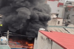 Cháy kho đông lạnh ở Hà Nội, nhiều xe máy bị thiêu rụi