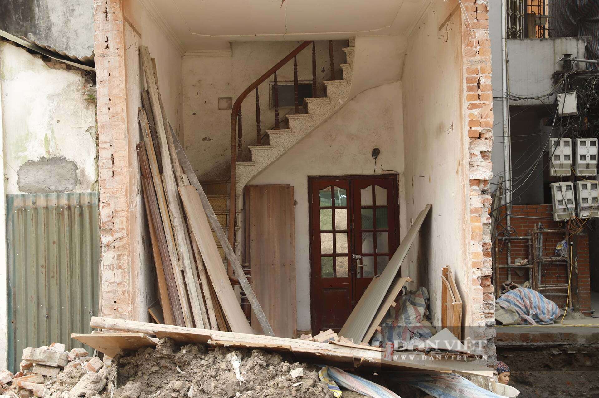 &nbsp;Những công trình siêu mỏng, kết cấu tạm bợ tiềm ẩn nguy cơ sụt lún, cháy nổ, trong khi không gian sinh hoạt bên trong gần như không đảm bảo điều kiện tối thiểu. Sự xuất hiện của các căn nhà này cho thấy còn khoảng trống trong việc xử lý diện tích đất dôi dư sau giải phóng mặt bằng.