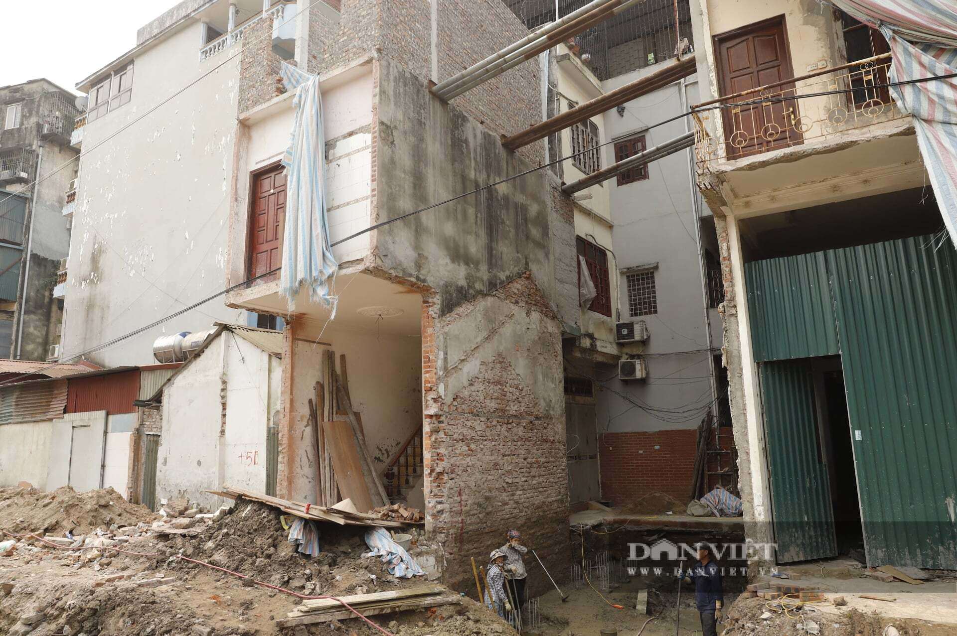 &nbsp;Những công trình siêu mỏng, kết cấu tạm bợ tiềm ẩn nguy cơ sụt lún, cháy nổ, trong khi không gian sinh hoạt bên trong gần như không đảm bảo điều kiện tối thiểu. Sự xuất hiện của các căn nhà này cho thấy còn khoảng trống trong việc xử lý diện tích đất dôi dư sau giải phóng mặt bằng.