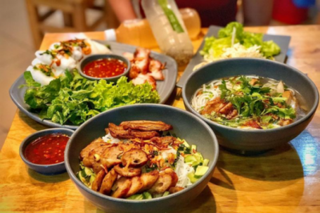 Đĩa cơm, tô phở, ly cà phê lên mức giá mới, gần 60% hàng quán thừa nhận tăng giá