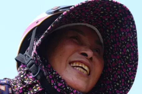 Nắng hơn 40 độ C, người lao động miệt mài mưu sinh