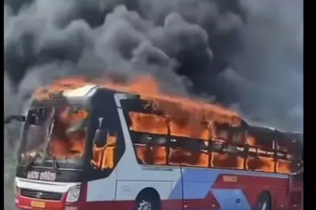 Xe khách bốc cháy ngùn ngụt trên Quốc lộ 1 qua Khánh Hòa