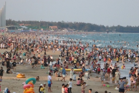 Nắng nóng oi bức, du khách đổ về biển Vũng Tàu chen chân 'giải nhiệt' cuối tuần