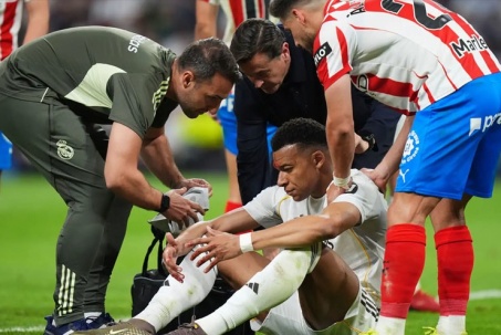 Mbappe dính cùi chỏ khiến mặt chảy máu, Real Madrid điên tiết vì mất phạt đền