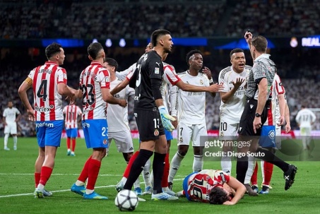 Real Madrid "giương cờ trắng" đua vô địch với Barcelona, Mbappe đánh mất chính mình