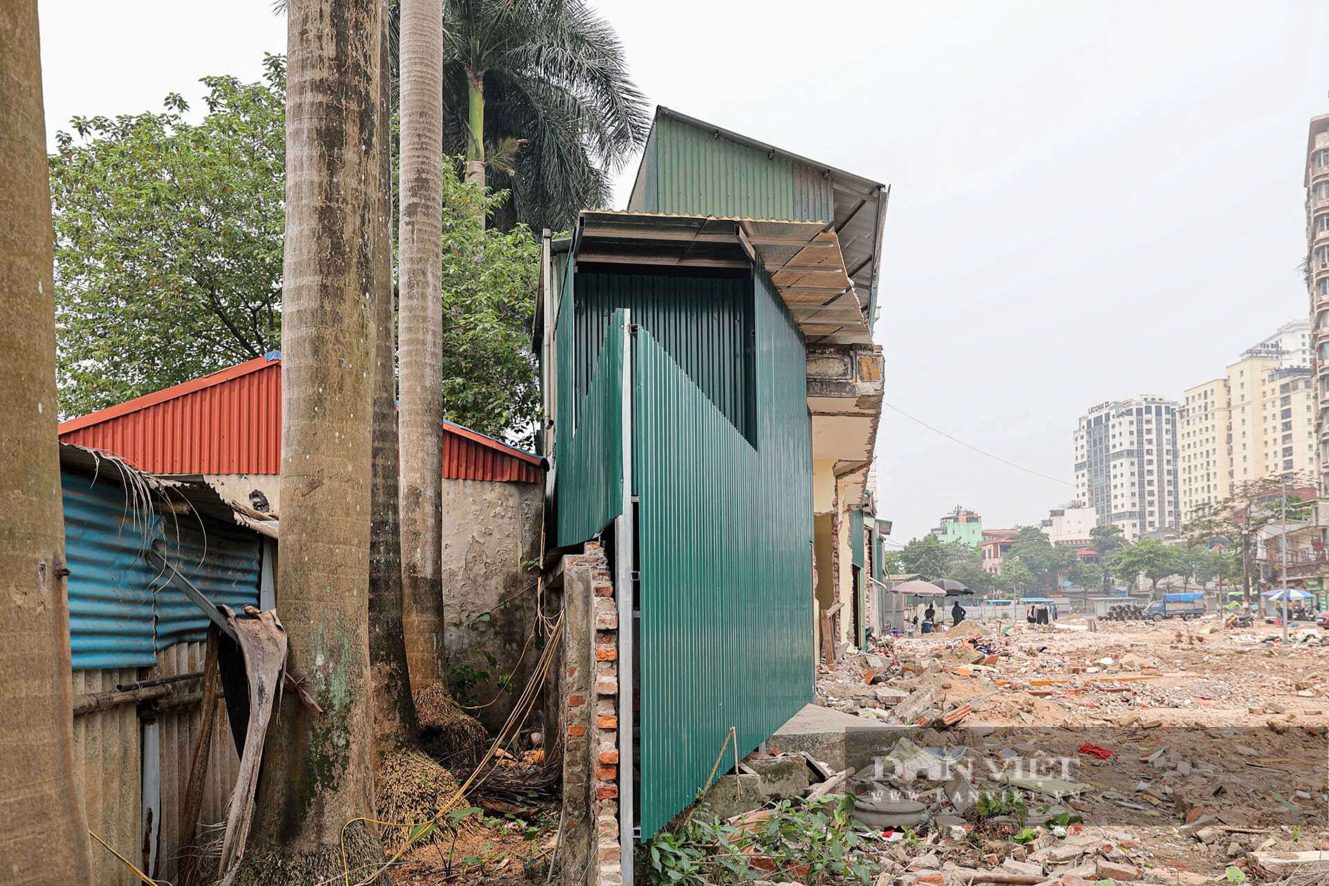 Nhìn từ xa, những công trình này mỏng như tờ giấy, lọt thỏm và mất cân đối.