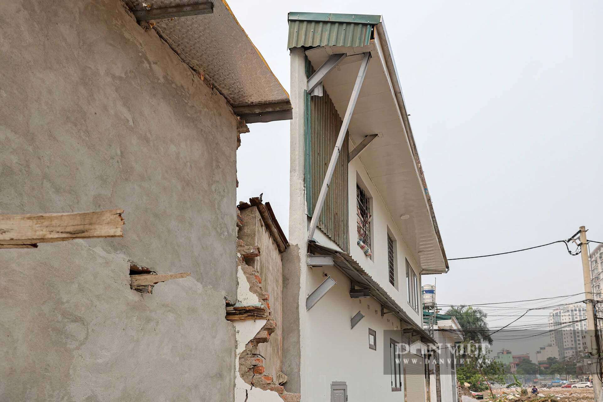 Nhìn từ xa, những công trình này mỏng như tờ giấy, lọt thỏm và mất cân đối.