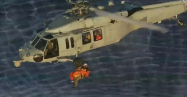 Phi hành đoàn Asrtemis II rời khỏi tàu Orion trên biển