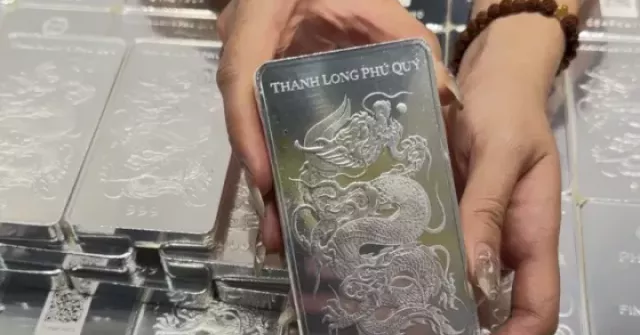 Giá bạc tăng, vàng tiếp tục giảm