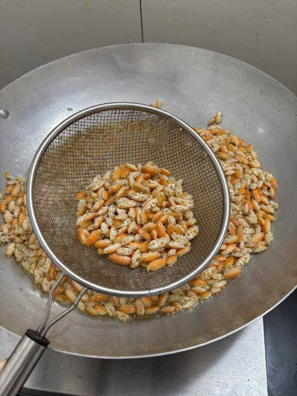 Đặc sản 'chỉ lùi không tiến' ở Phú Quốc, nhìn giống dế nhưng vị ngon như tôm - 5