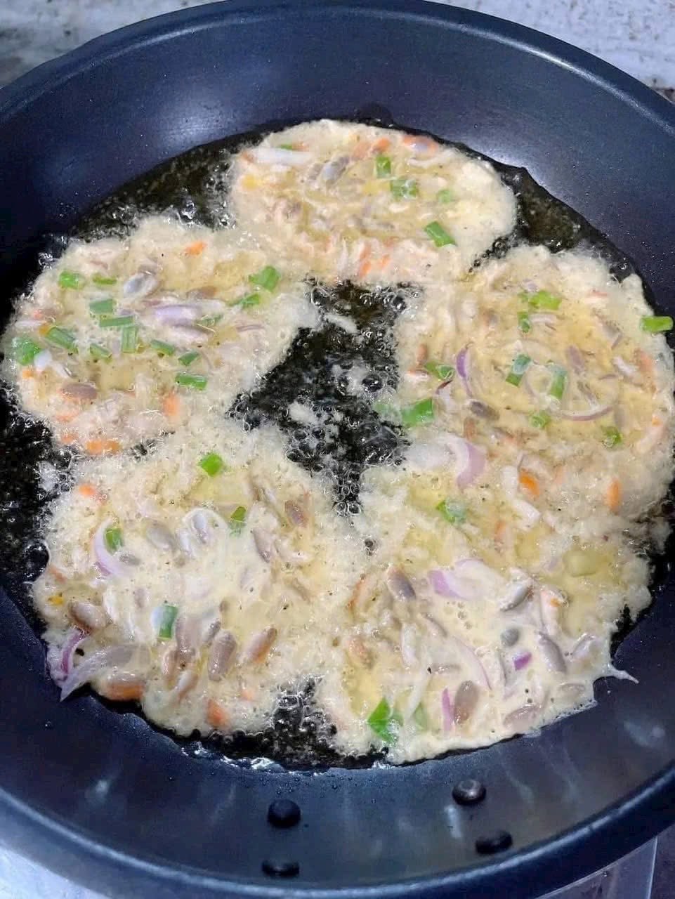 Đặc sản 'chỉ lùi không tiến' ở Phú Quốc, nhìn giống dế nhưng vị ngon như tôm - 6