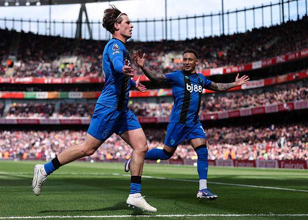 Alex Scott mang lại thế dẫn bàn cho Bournemouth