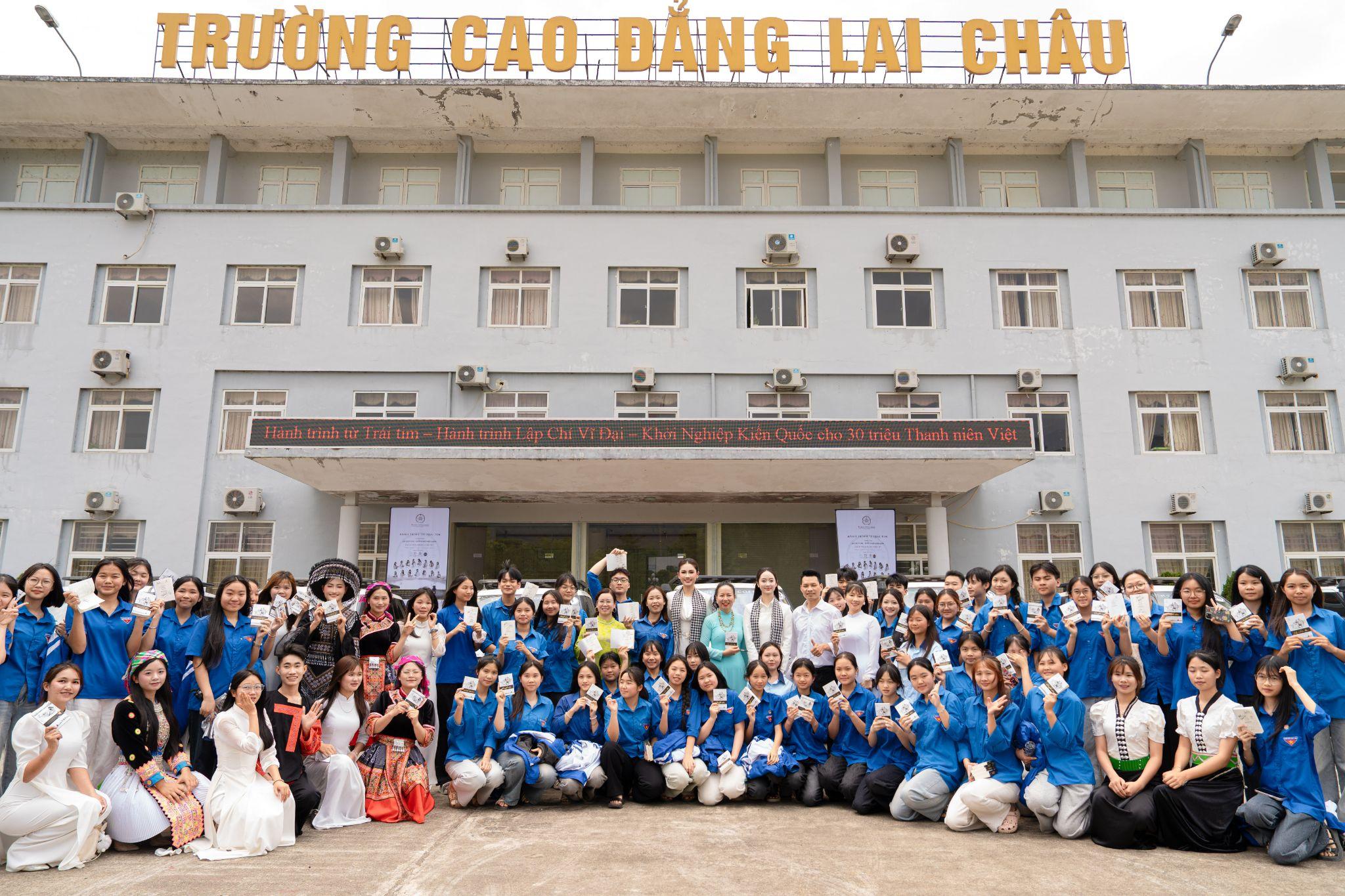 Tủ sách Nền tảng Đổi đời gieo tri thức, tiếp sức người trẻ vùng cao - 2