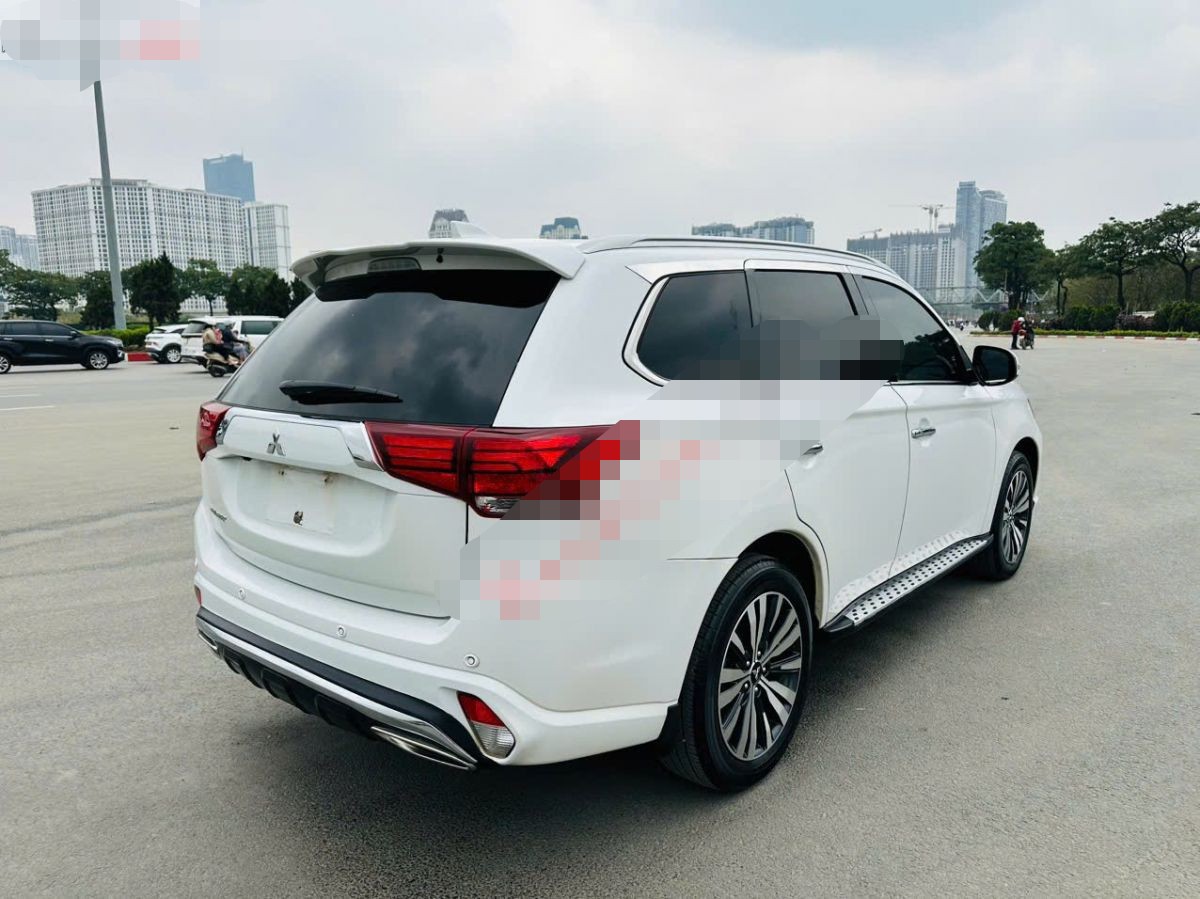 Giá sang tay Mitsubishi Outlander từ đời cũ tới đời mới - 5