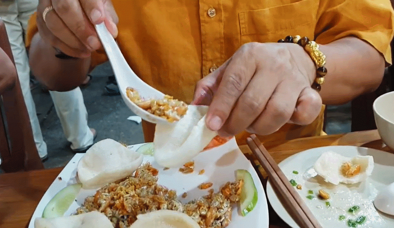 Không chỉ được ưa chuộng tại địa phương, bò lui còn xuất hiện trong thực đơn của nhiều nhà hàng, quán ăn ở TPHCM, hút khách thưởng thức. Ảnh: Color Man