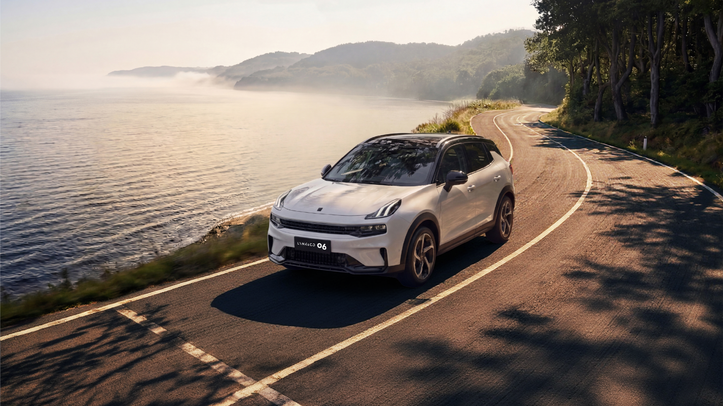 Mẫu xe Lynk &amp; Co 06 có chính sách ưu đãi đổ xnăng miễn phí trong tháng 4/2026