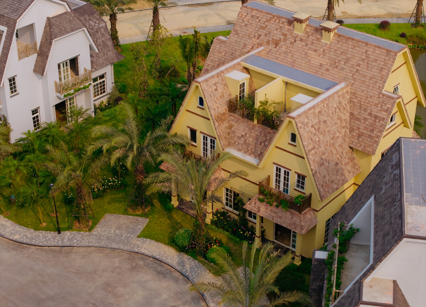 Mái ngói dốc là đặc trưng của kiến trúc The Grand Island. Ảnh: Thanh Sơn