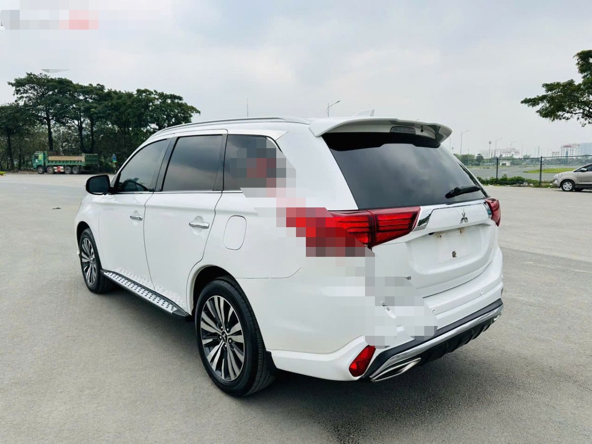 Giá sang tay Mitsubishi Outlander từ đời cũ tới đời mới - 6