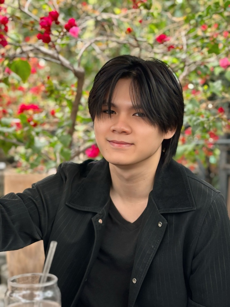 Ảnh sao 12/10: Bố mẹ Hồ Ngọc Hà tình tứ - 2