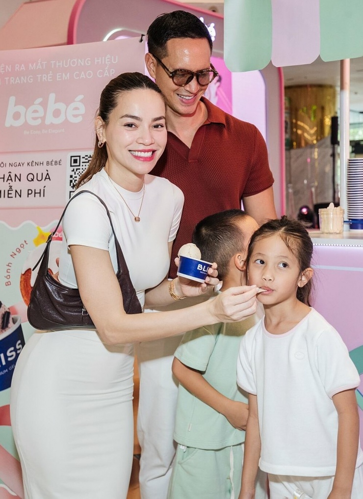 Ảnh sao 12/10: Bố mẹ Hồ Ngọc Hà tình tứ - 4