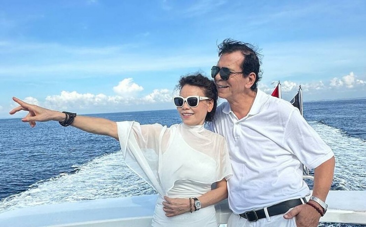 Ảnh sao 12/10: Bố mẹ Hồ Ngọc Hà tình tứ - 1