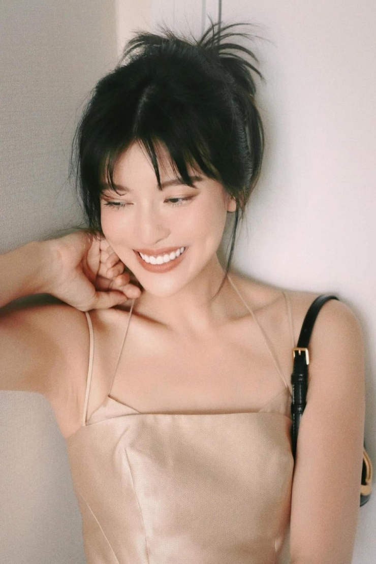 Ảnh sao 12/10: Bố mẹ Hồ Ngọc Hà tình tứ - 3