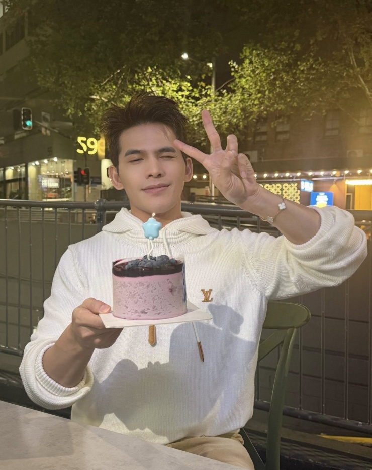 Ảnh sao 12/10: Bố mẹ Hồ Ngọc Hà tình tứ - 5