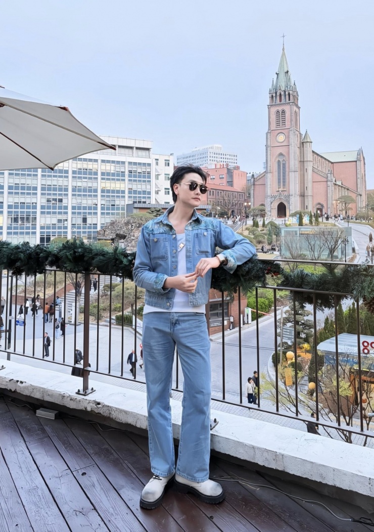 Ảnh sao 12/10: Bố mẹ Hồ Ngọc Hà tình tứ - 8