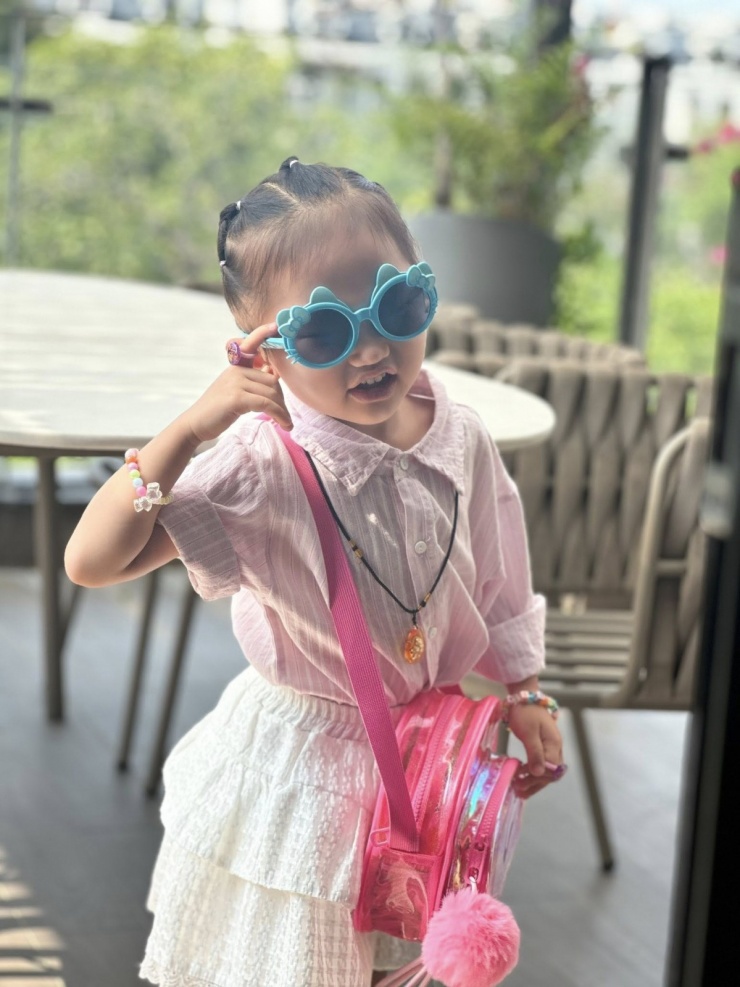 Ảnh sao 12/10: Bố mẹ Hồ Ngọc Hà tình tứ - 10