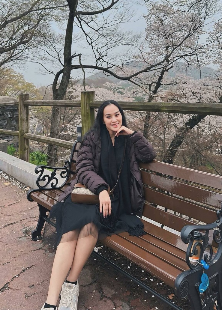 Ảnh sao 12/10: Bố mẹ Hồ Ngọc Hà tình tứ - 9