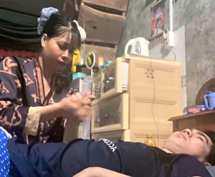 Sau khi gặp tai nạn, anh Hiếu chỉ nằm một chỗ, mọi sinh hoạt đều phụ thuộc vợ&nbsp;