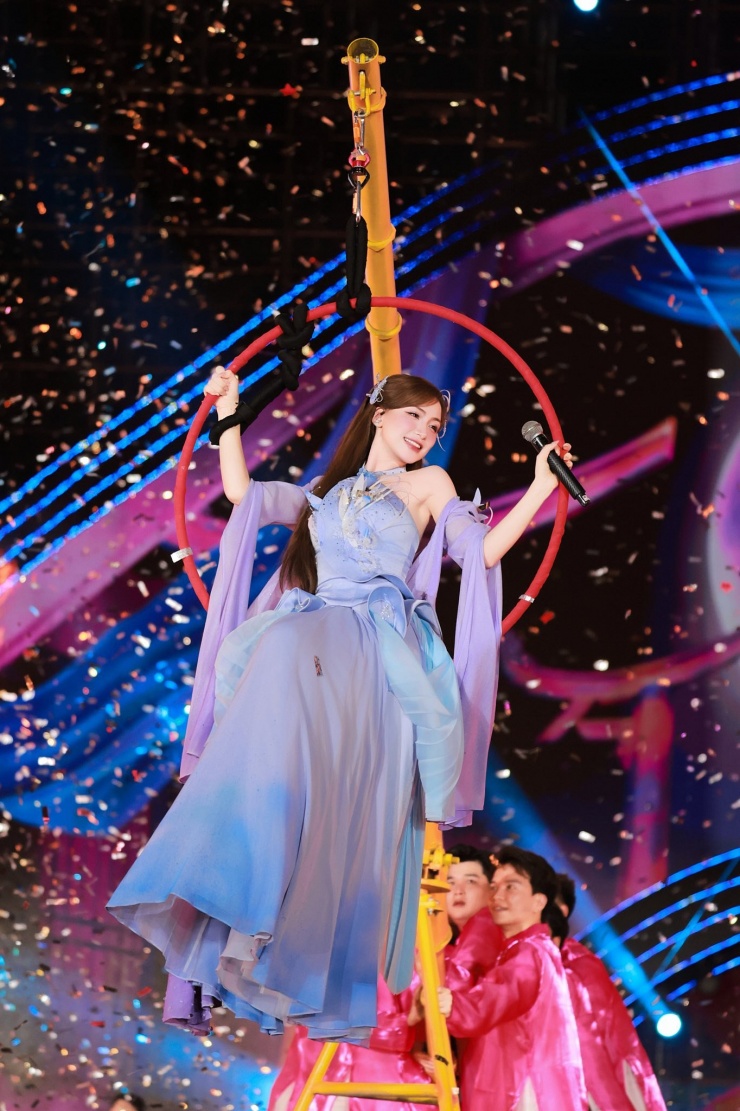 Màn trình diễn của ca sĩ Hòa Minzy. Ảnh: FBNV