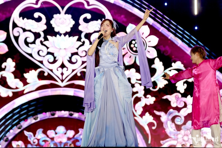 Ca sĩ Hòa Minzy cháy hết mình tại đêm khai mạc.&nbsp;