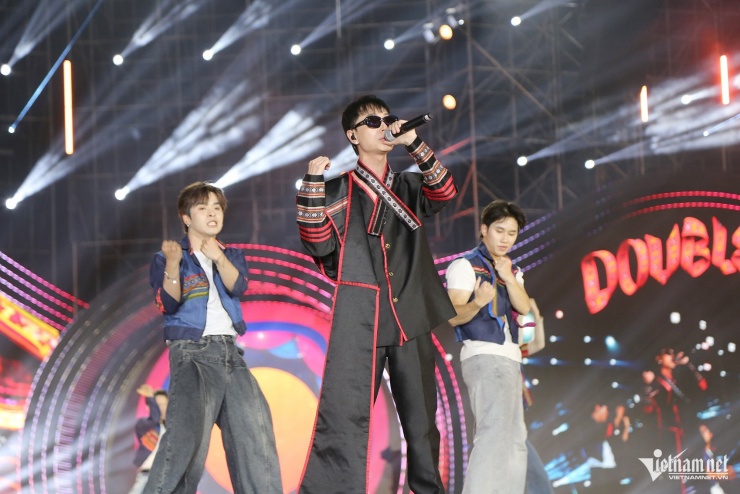 Rapper Double2T khuấy động sân khấu với những bản rap mang đậm chất riêng.&nbsp;
