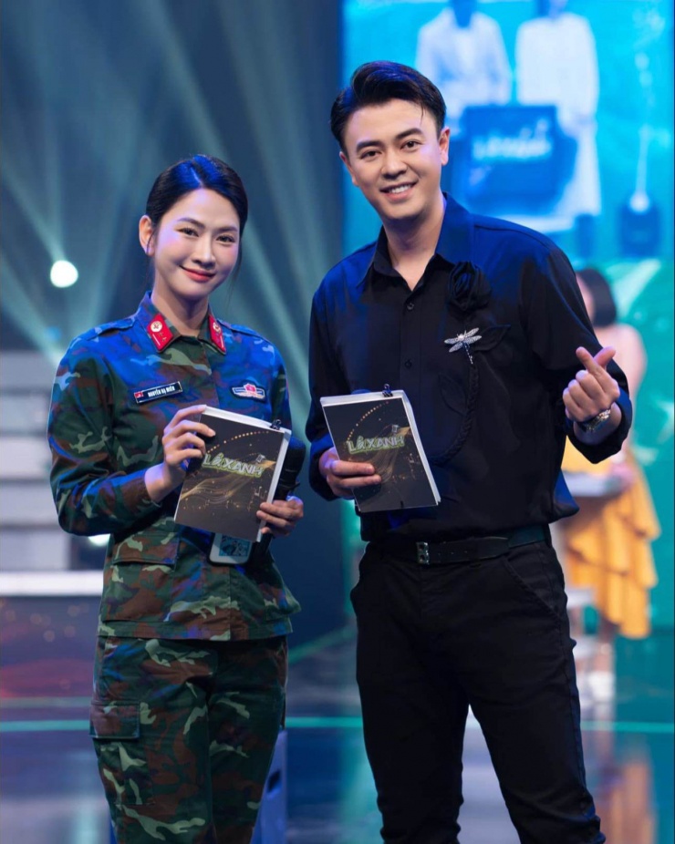 Lê Bống làm MC trên VTV. Ảnh: FBNV