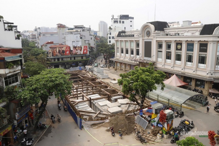 Toàn cảnh hố thi công bể ngầm chống ngập trước chợ Hàng Da.