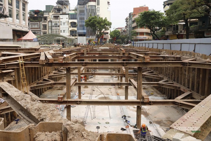 Các đốt cống bê tông đúc sẵn được lắp đặt dưới lòng bể.